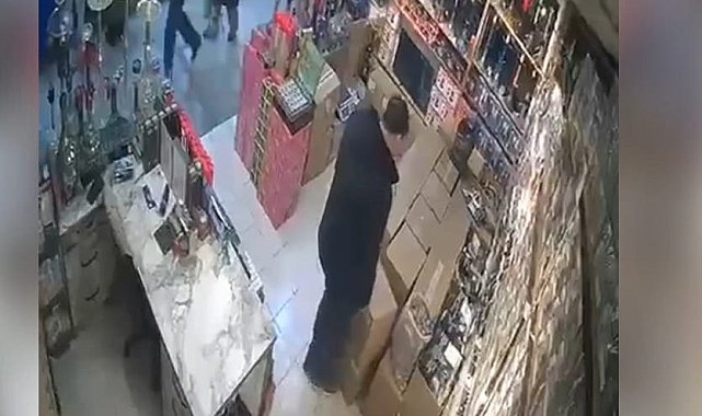 Asma tavan iş yeri sahibinin üzerine çöktü; o anlar kamerada