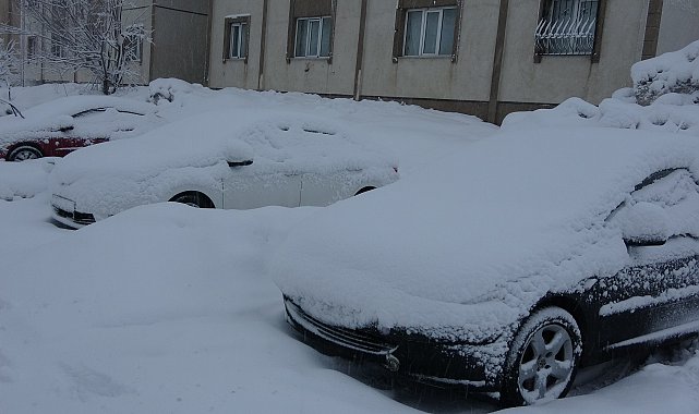 Bitlis'in yükseklerinde kar kalınlığı 30 santimetreye ulaştı; 165 yerleşim yeri ulaşıma kapandı