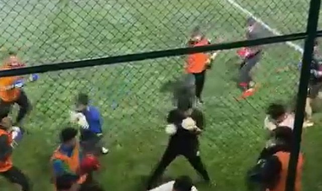 Boksörler halı sahada hem antrenman yaptı hem de futbol oynadı