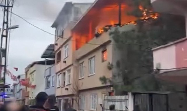 Bursa'da 3 katlı binanın çatı katında çıkan yangın söndürüldü