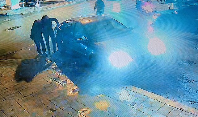 Çarptığı motosiklet sürücüsünü otomobiliyle hastaneye götürdü; o anlar kamerada