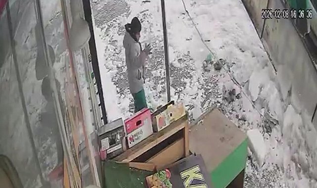 Çatıdan düşen kar kütlesinden saniyeler ile kurtuldu