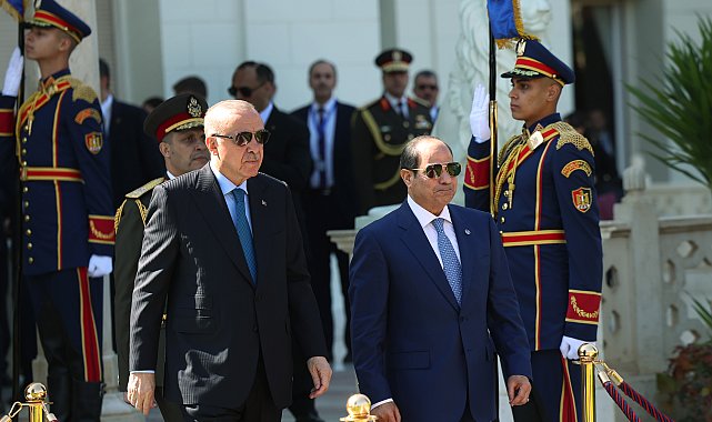 Cumhurbaşkanı Erdoğan, Mısır'da resmi törenle karşılandı