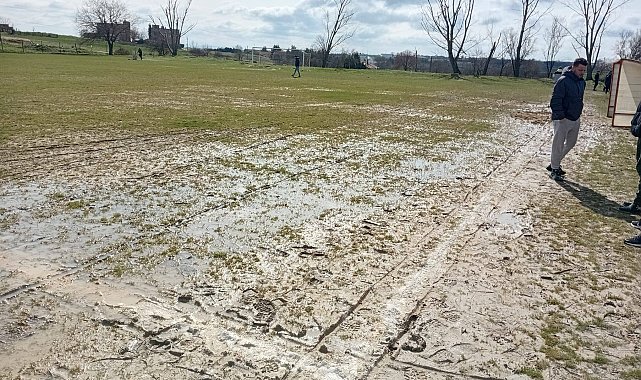 Edirne'de yağış sonrası sahaların zeminleri zarar gördü; 2 maç ertelendi