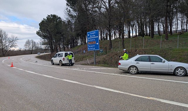 Hafif ticari araç ile otomobil çarpıştı; 2 yaralı