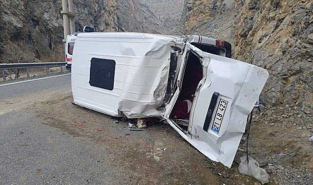 Hakkari-Çukurca kara yolunda minibüs takla attı: 1'i ağır 4 yaralı