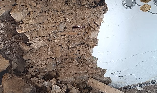 Heyelanda tek katlı ev toprak altında kaldı