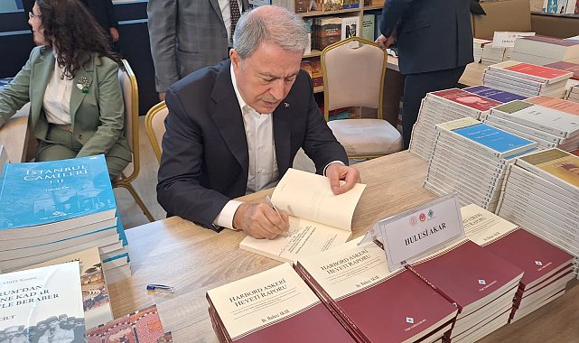 Hulusi Akar, 'Külliye'de Ramazan' etkinliklerinde imza gününe katıldı