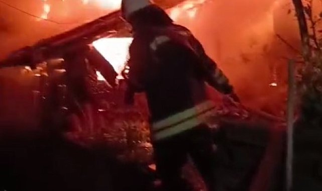 İki ayrı mahallede yangın; ev ve odunluk küle döndü