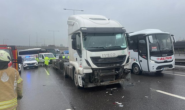 İstanbul- Başakşehir'de TIR, otomobile arkadan çarptı -1