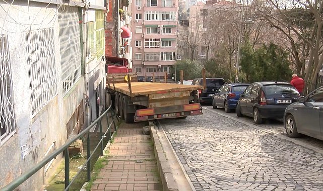 İstanbul - Beşiktaş'ta yokuştan kayan TIR binanın duvarına çarparak durabildi