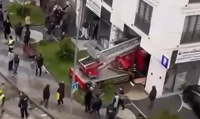 İstanbul - Büyükçekmece'de vinç diş polikliniğine girdi -1