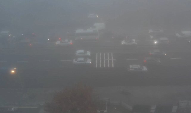İstanbul- İstanbul'da yağmur ve sis etkili oldu; trafik yoğunluğu oluştu