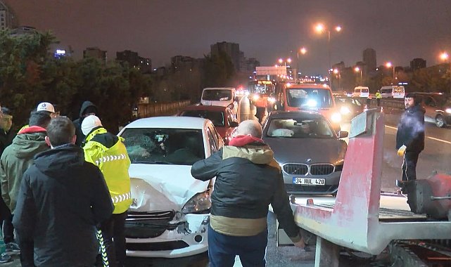 İstanbul - Ümraniye'de 7 aracın karıştığı zincirleme kaza; trafik yoğunluğu oluştu -1