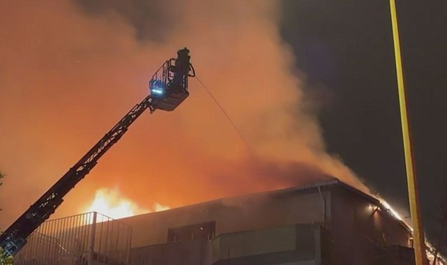İstanbul - Üsküdar'da 7 katlı metruk binanın çatısı alev alev yandı
