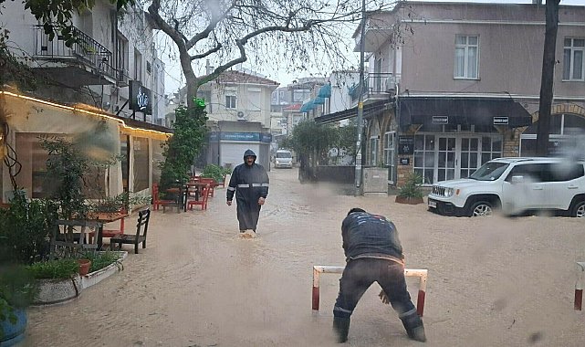 İzmir Çeşme'de sağanak; yollar göle döndü