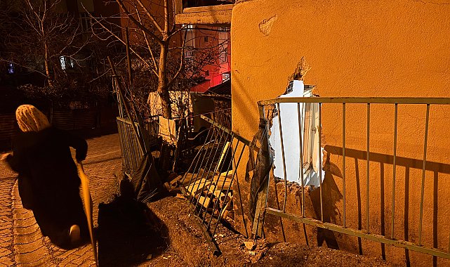 Kamyonetin çarptığı evin duvarından kopan tuğlaların altında kalıp yaralandı