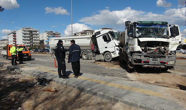 Kilis'te hafriyat kamyonları çarpıştı: 1 ağır yaralı