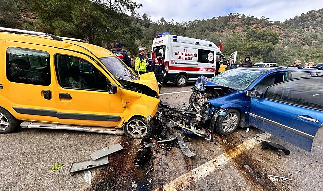 Muğla'da otomobilin, hafif ticari araçla çarpıştığı kazada ölü sayısı 3'e yükseldi