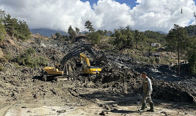 Muğla'da toprak kayması; yol ulaşıma kapatıldı
