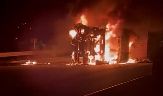 Osmaniye'de devrilen TIR, alev alev yandı