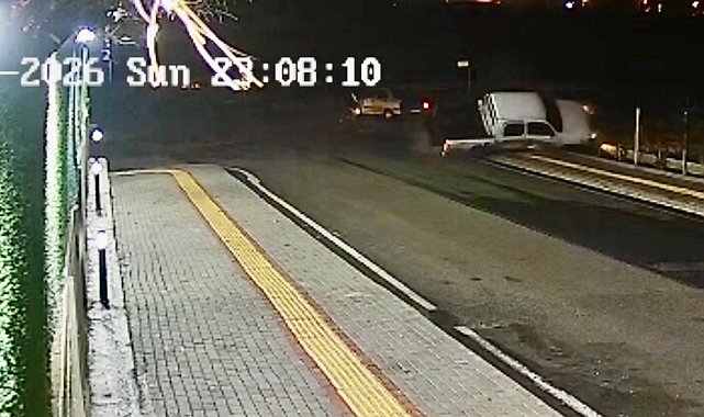 Otomobil ile kamyonetin çarpıştığı kaza kamerada: 2 yaralı
