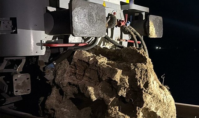 Savaştepe'de yolcu treninin lokomotifi, düşen kaya nedeniyle raydan çıktı