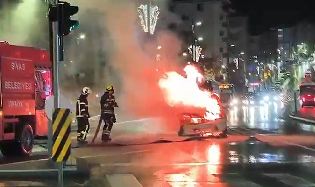 Sivas'ta taksi, alev alev yandı