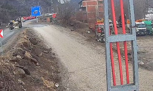 Taklalar atıp devrilen otomobilin sürücüsü yaralandı