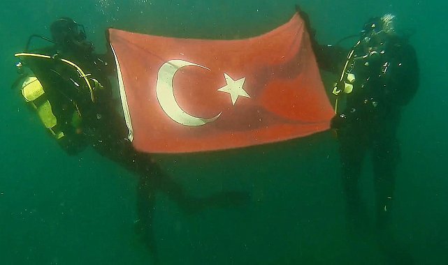 28 santimetre kalınlığındaki buzu testereyle keserek girdikleri gölde Türk bayrağı açtılar