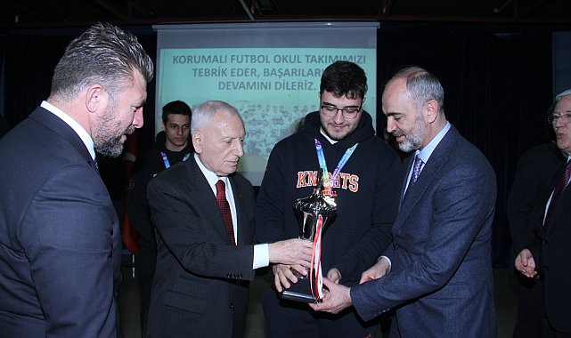 'Üniversitelerarası Korumalı Futbol'da şampiyonlara kupaları verildi