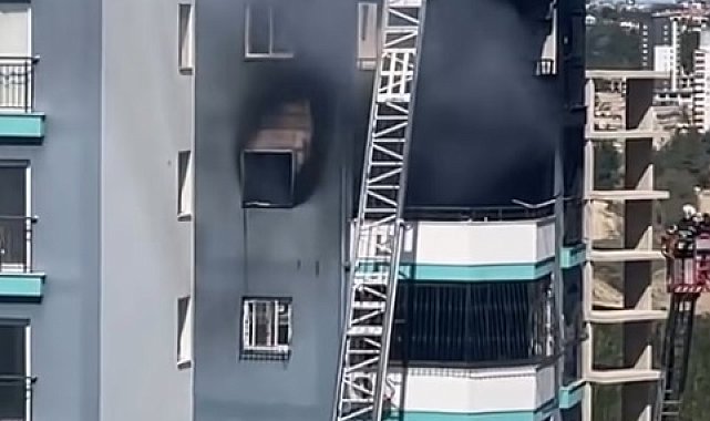 Apartmanda çıkan yangında mahsur kalan baba ve bebeğini inşaat işçisi kurtardı