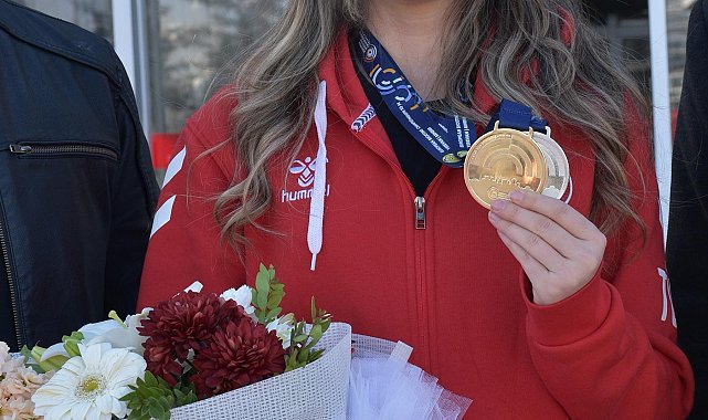 Avrupa şampiyonu olan atıcı Damla Köse, Erzurum'da çiçeklerle karşılandı