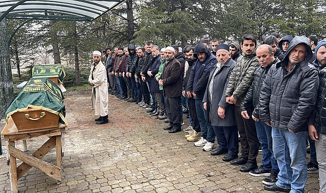 Bayram tatili yolunda kazada ölen çift, toprağa verildi