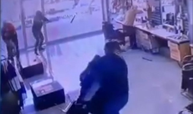 Berberin yaralandığı silahlı saldırı kamerada