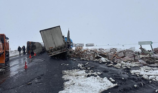 Devrilen zift yüklü tankere, TIR çarptı: 2 yaralı