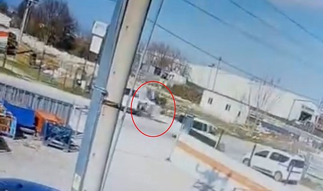Dönüş yapan minibüse çarpan motosikletin sürücüsü yaralandı; kaza kamerada