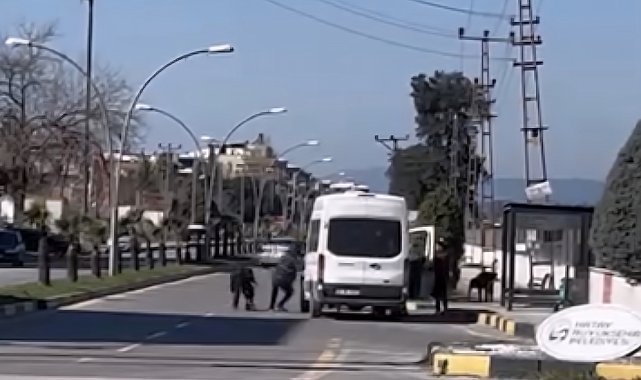 Durak görevlisi, minibüs şoförünü darbetti
