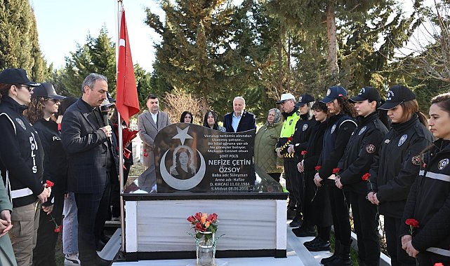 Edirne'de kadın polisler, şehit meslektaşlarını 8 Mart nedeniyle kabri başında andı