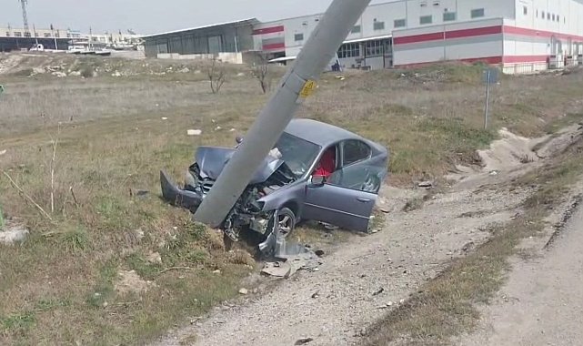 Elektrik direğine çarpan otomobilin sürücüsü yaralandı