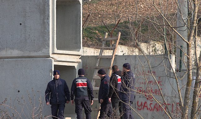 Girilmesi yasak olan gölete giren çocuk boğulma tehlikesi geçirdi