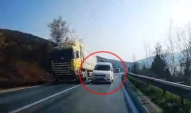 Hatalı sollama yapan sürücü kazaya yol açıyordu; o anlar kamerada
