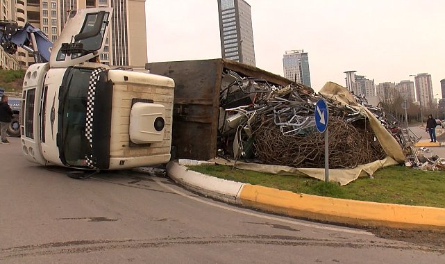 İstanbul - Ataşehir'de hurda yüklü kamyon dönüş yaptığı sırada devrildi