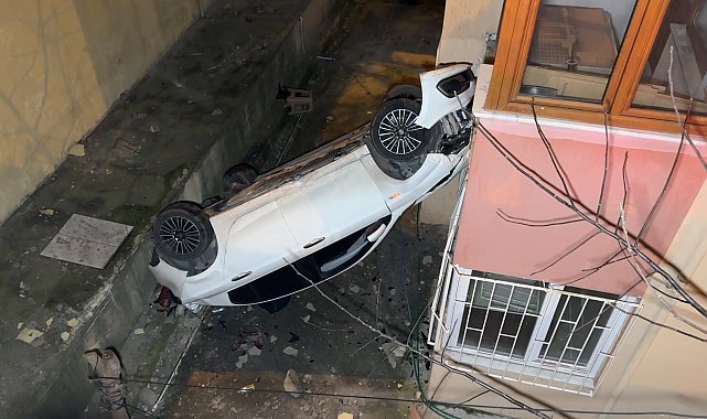 İstanbul - Avcılar'da otomobil 8 metre yüksekten bina boşluğuna düştü