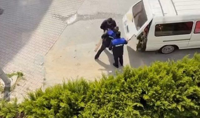 İstanbul - Beylikdüzü'nde zabıta ile seyyar satıcı arasında gerginlik kamerada