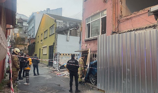 İstanbul- Beyoğlu'nda 2 katlı evde yangın çıktı; 2 yaşındaki bebek hayatını kaybetti -1