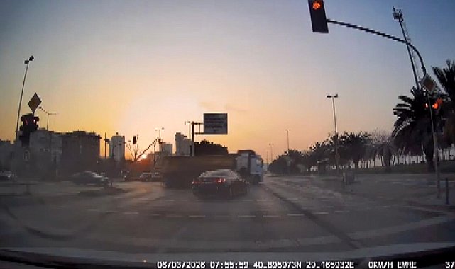 İstanbul - Kartal'da kırmızı ışıkta geçen otomobil TIR'a çarpıp durağa daldı