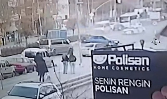 İstanbul- Sancaktepe'de iki otomobil çarpıştığı kaza kamerada