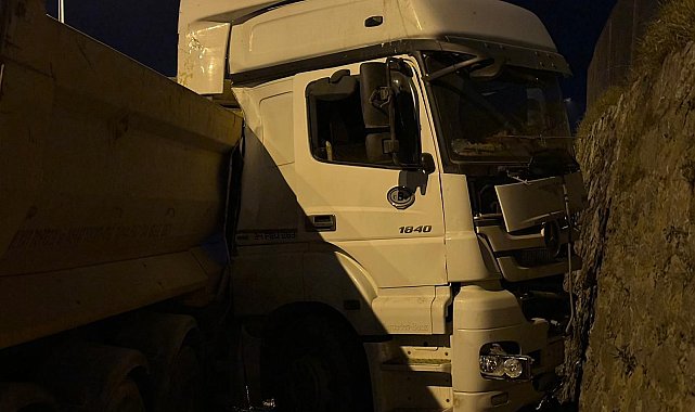 İstanbul - Sancaktepe'de istinat duvarına çarpan hafriyat kamyonunun şoförü ağır yaralandı