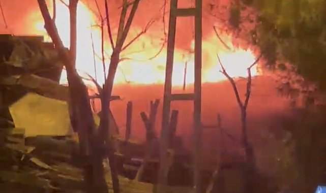 İstanbul - Tuzla'da 2 gecekondu alev alev yandı
